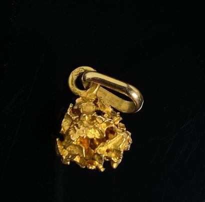 null Pendentif en or jaune retenant une pépite d'or.

3,08 grammes, 18K, 750°/00