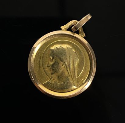 null Médaille religieuse en or jaune, à décor d'un profil de la Vierge.

D_2,2 cm,...