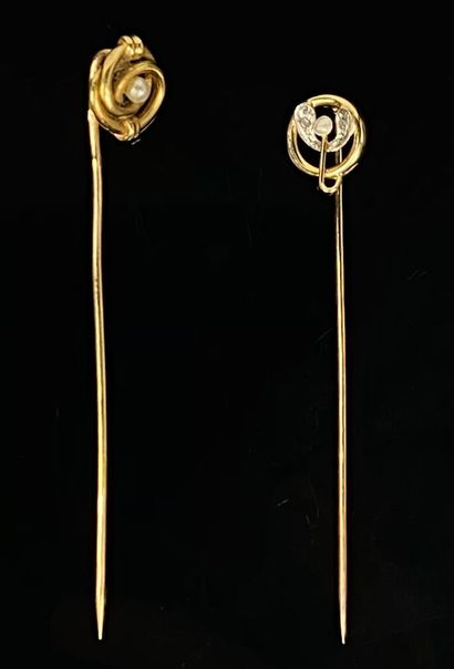 null Deux épingles de cravate en or jaune et perles.

L_6,3 cm & 5,8 cm.

Poids brut...