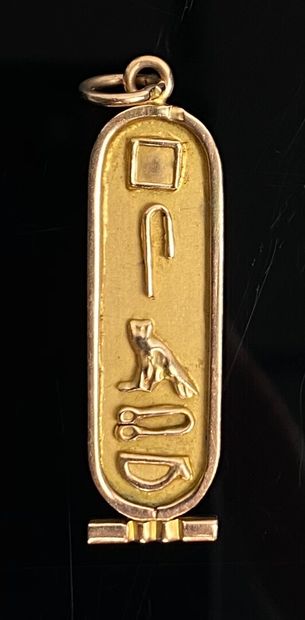 null Deux pendentifs, l'un en or jaune orné de hiéroglyphes.

L_ 3.6 cm.

4,05 grammes,...