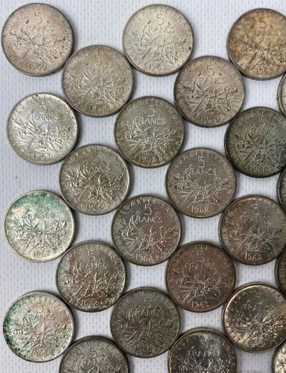 null Ensemble de pièces en argent comprenant :

30 pièces de 5 francs des années...