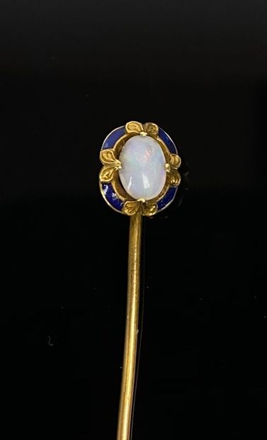 null Deux épingles de cravate en or ornées chacune d'une opale.

L_72 mm & 63 mm.

Poids...