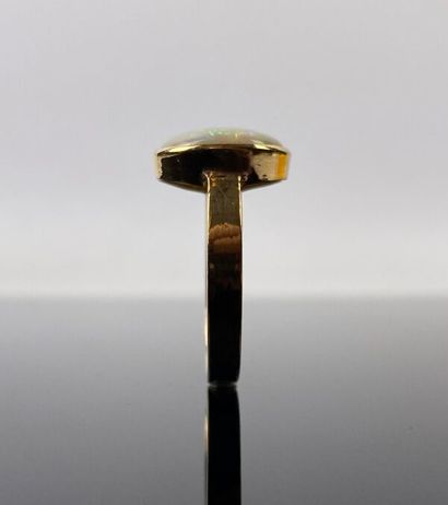 null Bague en or jaune ornée d'un cabochon d'opale.

Tour de doigt : 60.

L_10 mm...