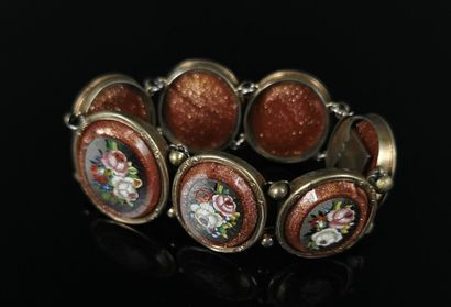 null Bracelet articulé en vermeil orné de sept médaillons en aventurine et micromosaïque...