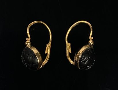 null Ensemble de trois paires de boucles d'oreilles en or, l'une sertie de composition...