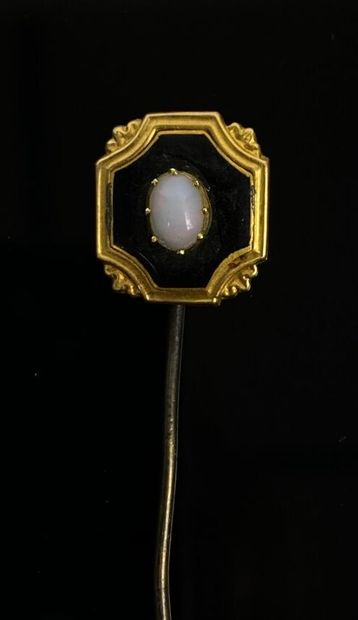 null Deux épingles de cravate en or ornées chacune d'une opale.

L_72 mm & 63 mm.

Poids...