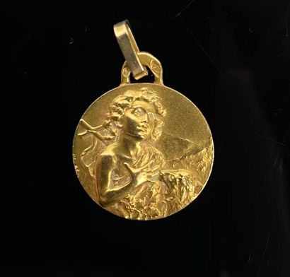 null Médaille religieuse en or figurant Saint Jean-Baptiste et l'agneau.

D_1.5 cm.

Poids...