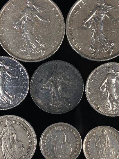 null Ensemble de pièces en argent comprenant :

1 pièce de 50 francs Hercule.

1...