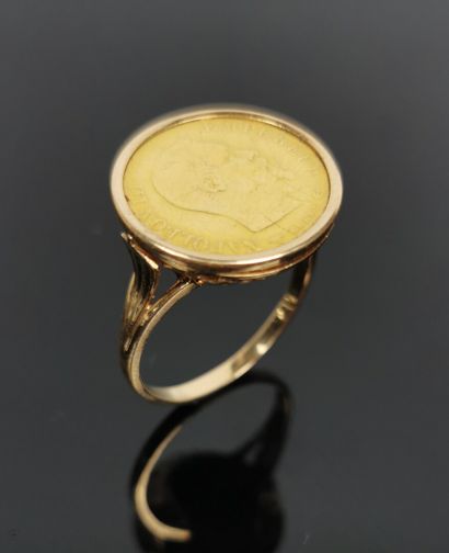 null Bague en or jaune ornée d'une pièce de 10 francs or.

Tour de doigt : 64.

8,19...