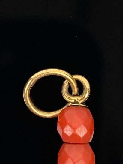 null Pendentif croix en perles de corail facetées et or jaune.

XIXème siècle.

H_5,6...