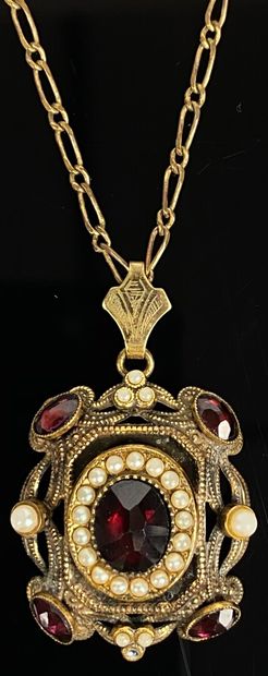 null Parure en métal doré, perles et pierres synthétiques comprenant un collier à...