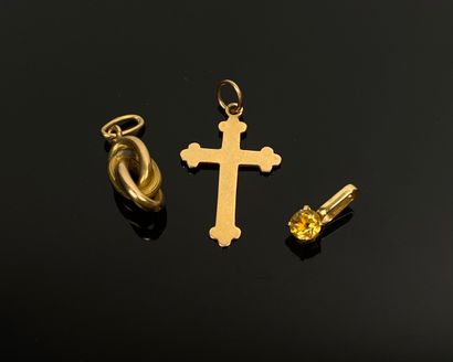 null Ensemble de trois pendentifs en or jaune comprenant : une croix et un entrelac.

1,54...