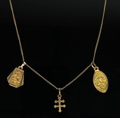 null Collier en or jaune composé d'une chaine et de trois médailles religieuses soudées.

L_50...
