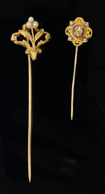null Deux épingles de cravate en or jaune ornée de perles.

L_70 mm & 42 mm.

Poids...