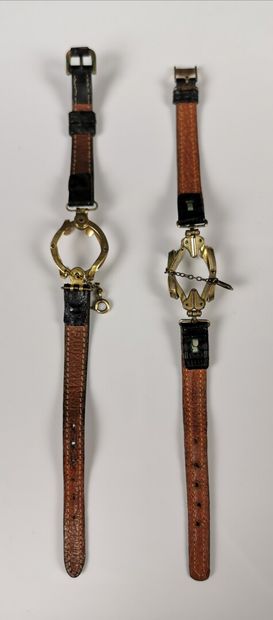 null Deux dispositifs en cuir et métal doré permettant d'adapter une montre de col...