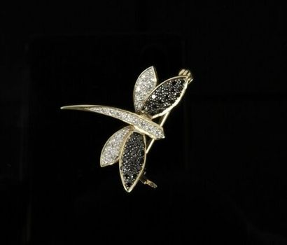 null Broche figurant une libellule, ornée de diamants et d'émeraudes.

L_2,6 cm.

Poids...