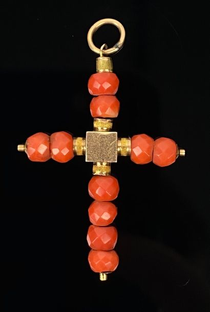null Pendentif croix en perles de corail facetées et or jaune.

XIXème siècle.

H_3,5...