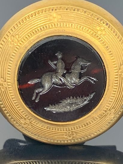 null Broche circulaire en métal doré ornée d'une intaille sur verre figurant un homme...