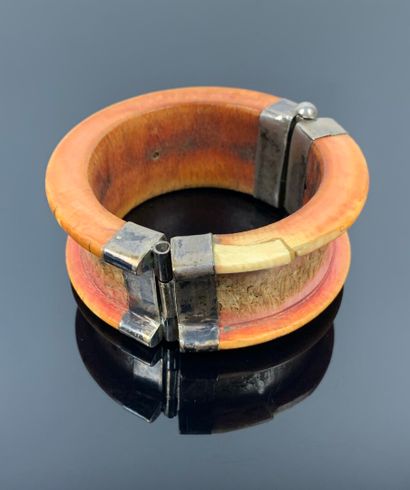 null Bracelet en ivoire à patine rouge et miel, la monture en argent chiffrée RF.

XIXème...