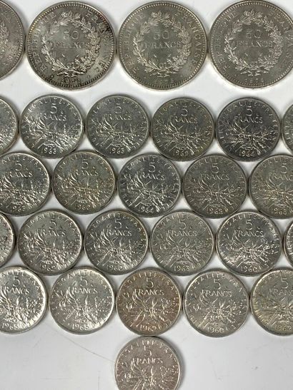 null Ensemble de pièces en argent comprenant :

5 pièces de 50 francs Hercule, 1975...