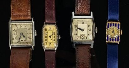 null Ensemble de quatre montres bracelets comprenant :

Une montre de dame, le boitier...