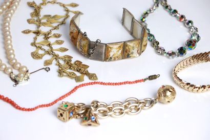 null Ensemble de Bijoux et pierres précieuses fantaisie : 

- 1 bracelet métal doré...