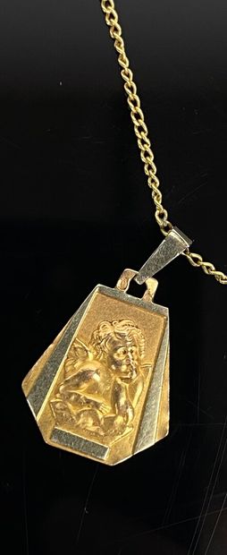 null Collier en or jaune composé d'une chaine et de trois médailles religieuses soudées.

L_50...
