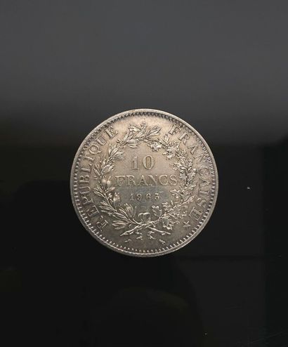 null 
Ensemble en argent comprenant :




Pièce de 5 francs argent, 1875, montée...