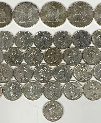 null Ensemble de pièces en argent comprenant :

5 pièces de 50 francs Hercule, 1975...