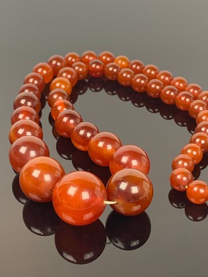 null Collier de perles en ambre.

L_65 cm.

65,78 grammes