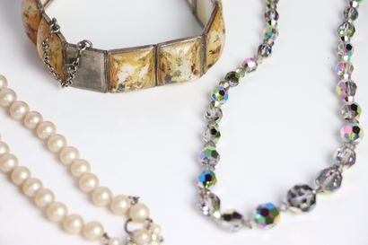 null Ensemble de Bijoux et pierres précieuses fantaisie : 

- 1 bracelet métal doré...