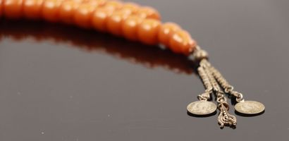 null Collier en importantes perles d'ambre "kehribar", le fermoir retenant des chaînettes...