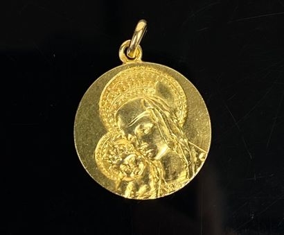 null Médaille en or jaune figurant une Vierge à l'enfant.

D_2,2 cm. 6,15 grammes,...