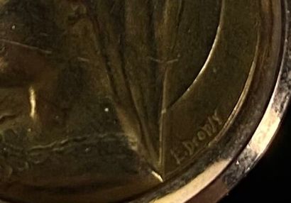 null Médaille religieuse en or jaune, à décor d'un profil de la Vierge.

D_2,2 cm,...