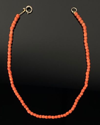 null Collier en perles de corail.

Fin du XIXème siècle.

L_34,5 cm
