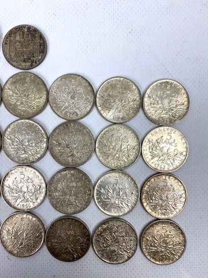 null Ensemble de pièces en argent comprenant :

3 pièces de 50 francs Hercule 1977.

4...