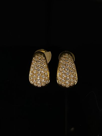 null Paire de clips d'oreille en or jaune et diamants.

H_1,8 cm. 

Poids brut :...