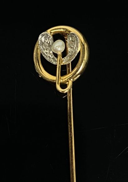null Deux épingles de cravate en or jaune et perles.

L_6,3 cm & 5,8 cm.

Poids brut...