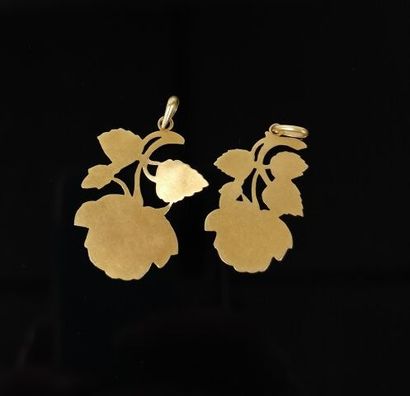 null Deux pendentifs en or jaune figurant une rose.

L_3,5 cm et 3 cm.

4,90 grammes,...