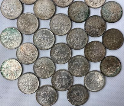 null Ensemble de pièces en argent comprenant :

30 pièces de 5 francs des années...