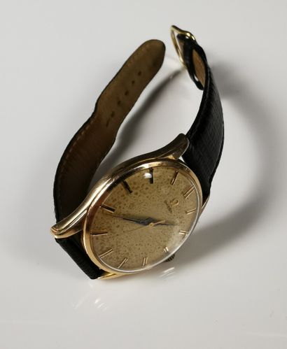 null OMEGA, Suisse.

Montre bracelet d'homme, le boitier en plaqué or.

D_35 mm,...