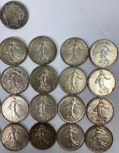 null Ensemble de pièces en argent comprenant :

3 pièces de 50 francs Hercule 1977.

4...