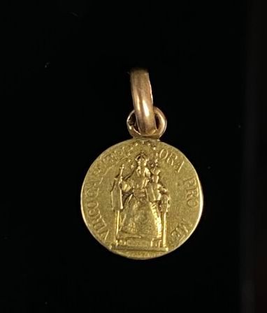 null Médaille polylobée religieuse et petite médaille en or jaune.

9,20 grammes,...