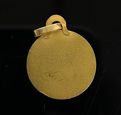 null Médaille religieuse en or figurant Saint Jean-Baptiste et l'agneau.

D_1.5 cm.

Poids...