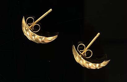 null Quatre pendentifs et une paire de boucles d'oreille coquille en or jaune.

6,75...