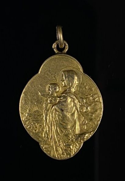 null Médaille polylobée religieuse et petite médaille en or jaune.

9,20 grammes,...