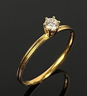 null Bague en or jaune ornée d'un diamant en solitaire d'environ 0,1 carat.

Tour...