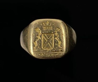 null Chevalière en or jaune ornée d'armoiries.

Tour de doigt : 49.

6,25 grammes,...