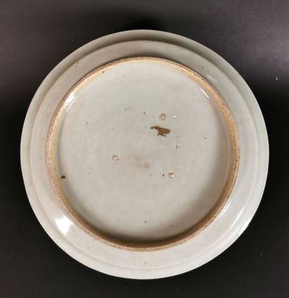 null CHINE, XVIIIème siècle. 

Petit plat sur léger talon en porcelaine et émaux...