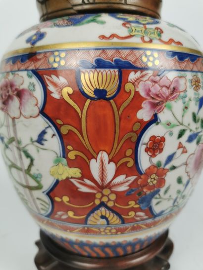 null CHINE, dynastie Qing (1644-1911).

Pot à gingembre en porcelaine à décor floral...